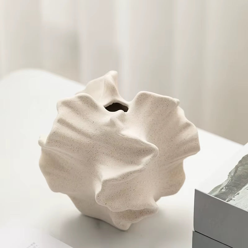 Close view of the folded porcelain edge